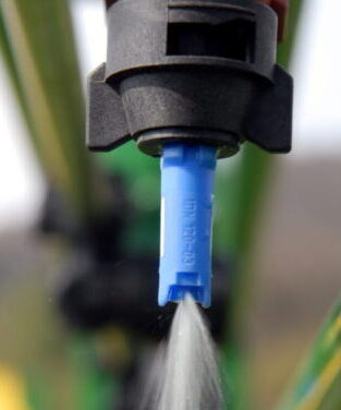 Detailaufnahme einer Spritzdüse einer John Deere Anhängespritze